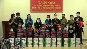 Trao tặng xe đạp và sữa cho học sinh dân tộc Chứt ở bản Rào Tre