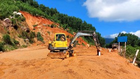 Sáng 21-10, các lực lượng chức năng tiến hành khắc phục sạt lở trên tuyến đường ven biển Hà Tĩnh