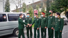 Lãnh đạo Bộ CHQS tỉnh Hà Tĩnh động viên các cán bộ, quân nhân trước khi lên đường thực hiện nhiệm vụ