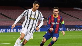 Cristiano Ronaldo che mờ Lionel Mesi để giúp Juventus vươn lên chiếm ngôi đầu bảng. Ảnh: Getty Images