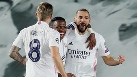 Karim Benzema tỏa sáng với cú đúp bàn thắng bằng đầu giúp Real chiến thắng. Ảnh: Getty Images
