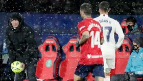 HLV Zinedine Zidane chứng kiến trận đấu trong mưa tuyết