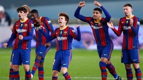 Barcelona mừng chiến thắng trong loạt sút luân lưu lần đầu tiên kể từ năm 1998.