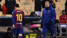 Lionel Messi lầm lũi rời sân còn HLV Ronald Koeman và Bareclona mất danh hiệu. Ảnh: Getty Images