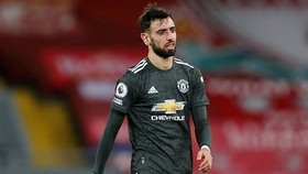 Bruno Fernandes cũng tỏ ra thất vọng với bản thân khi bị thay ra trong trận hòa tại Liverpool. Ảnh: Getty Images