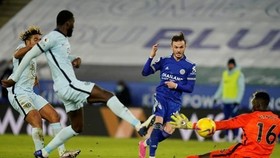 James Maddison xuất sắc giúp Leicester khuất phục Chelsea. Ảnh: Getty Images
