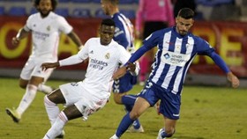 Real Madrid (trái) đã bị đội hạng ba Alcoyano loại ở vòng 16 đội Cúp nhà vua.