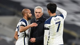 HLV Jose Mourinho không ủng hộ cầu thủ được ưu tiên tiêm vắc xin. Ảnh: Getty Images