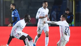 Ferland Mendy (trái) ăn mừng bàn thắng quý giá cho Real. Ảnh: Getty Images