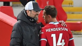 HLV Jurgen Klopp lo mất đội trưởng Jordan Henderson đến hết mùa. Ảnh: Getty Images