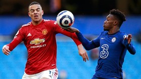 Tình huống tranh cãi trong một diễn biến không mấy hấp dẫn trên sân Chelsea. Ảnh: Getty Images