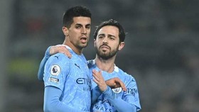 Bernardo Silva (phải) và Joao Cancelo là những cầu thủ không thể thiếu mùa này. Ảnh: Getty Images