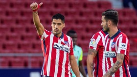 Luis Suarez đã giúp Atletico vượt mặt Barca đầy thuyết phục. Ảnh: Getty Images