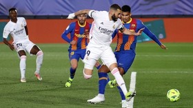 Pha đánh gót nhạy cảm ghi bàn mở tỷ số của Karim Benzema. Ảnh: Getty Images