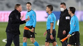HLV Ronald Koeman tiếp tục phàn nàn với trọng tài sau trận.