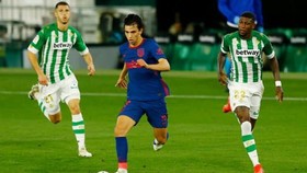 Joao Felix (giữa) nén đau ra sân khiến chấn thương thêm trầm trọng.