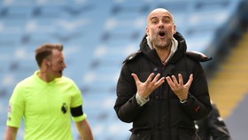 Phàn ứng không hài lòng của HLV Pep Guardiola trước thể hiện của cầu thủ trong trận thua Leeds United. Ảnh: Getty Images