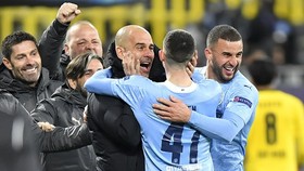 HLV Pep Guardiola và ban huấn luyện của mình vỡ òa sau chiến thắng. Ảnh: Getty Images