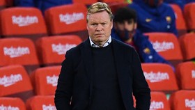 HLV Ronald Koeman luôn phải đối mặt với sự hoài nghi tại Barca. Ảnh: Getty Images