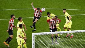 Inigo Martinez đánh đầu ghi bàn thắng muộn giúp Bilbao đánh bại Atletico.