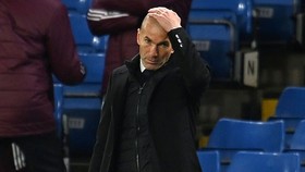 HLV Zinedine Zidane bất lực với thế trận thua thiệt trước Chelsea. Ảnh: Getty Images
