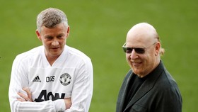 Chủ tịch Joel Glazer có nỗ lực xoa dịu người hâm mộ. Ảnh: Getty Images