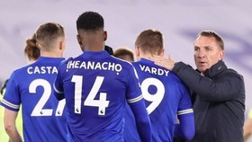 HLV Brendan Rodgers trấn an học trò sau trận thua sốc Newcastle. Ảnh: Getty Images