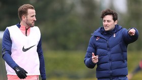HLV Ryan Mason và trải nghiệm chỉ đạo những cầu thủ lớn như Harry Kane. Ảnh: Getty Images