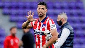 Luis Suarez ra dấu về số lần anh vô địch trong 7 năm gần nhất. Ảnh: Getty Images