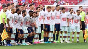Cầu thủ Tây Ban Nha và Bồ Đào Nha chụp hình chung và mặc áo có chữ “Vamos2030”.