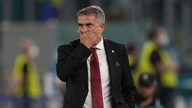 Senol Gunes thất vọng dõi theo trận đấu. Ảnh: Getty Images