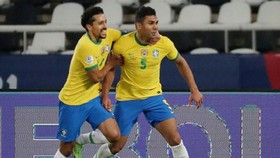 Casemiro (phải) mừng bàn thắng ấn định chiến thắng.