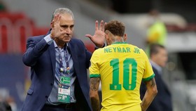 HLV Tite và ngôi sao Neymar tại giải đấu.