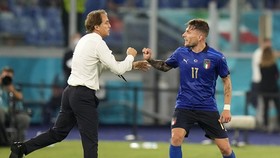 HLV Roberto Mancini luôn cố gắng làm giảm áp lực cho học trò xuyên suốt giải đấu.