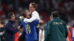 HLV Roberto Mancini hạnh phúc mừng chiến thắng.