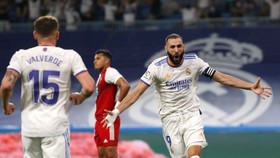 Karim Benzema tiếp tục sắm vai đầu tàu chiến thắng của Real.