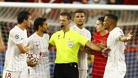 Lần đầu tiên trong lịch sử Champions League có 4 quả phạt đền được trao trong hiệp một.