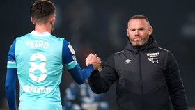 HLV Wayne Rooney chứng kiến Derby County của mình rơi vào khủng hoảng.