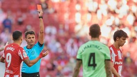 Joao Felix bị đuổi khỏi sân trong ngày nhà vô địch Atletico gây thất vọng.
