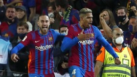 Ronald Araujo (phải) vui mừng sau khi “giải cứu” Barca khỏi thất bại.