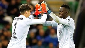 Edouard Mendy (phải) là sự lựa chọn số 1 và Kepa Arrizabalaga nhận thức rõ. Ảnh: Getty Images