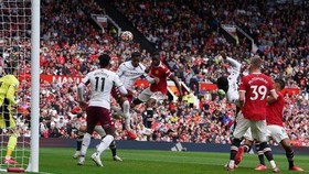 Tình huống ghi bàn mà HLV Ole Gunnar Solskjaer không hài lòng.