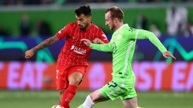 Sevilla (trái) giành kết quả hòa trong diễn biến căng thẳng tại Wolfsburg.