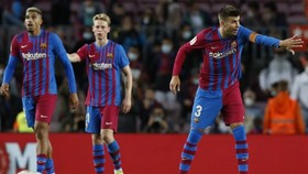 Barcelona đang đối mặt với mùa giải khủng hoàng toàn diện.