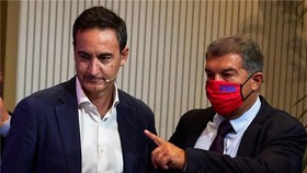 Ferran Reverter (trái) và tân Chủ tịch Joan Laporta phải giải quyết cuộc khủng hoảng tài chính nặng nề.