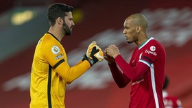 Fabinho và Alisson khó lòng ra sân cuối tuần này.