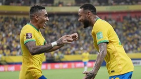 Raphinha (trái) và Neymar tỏa sáng để giúp Brazil thắng lớn.