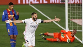 Karim Benzema ghi bàn trong trận Siêu kinh điển mùa qua.