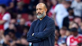 HLV Nuno Espirito Santo đau đầu tìm giải pháp cho Tottenham.
