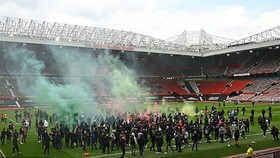 Người hâm mộ Man.United sau đó đã xông vào sân Old Trafford ở mùa qua.